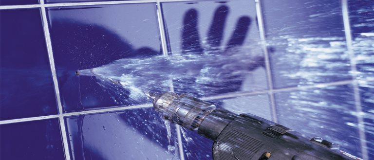 idraulico a Roma per riparare tubo forato con trapano