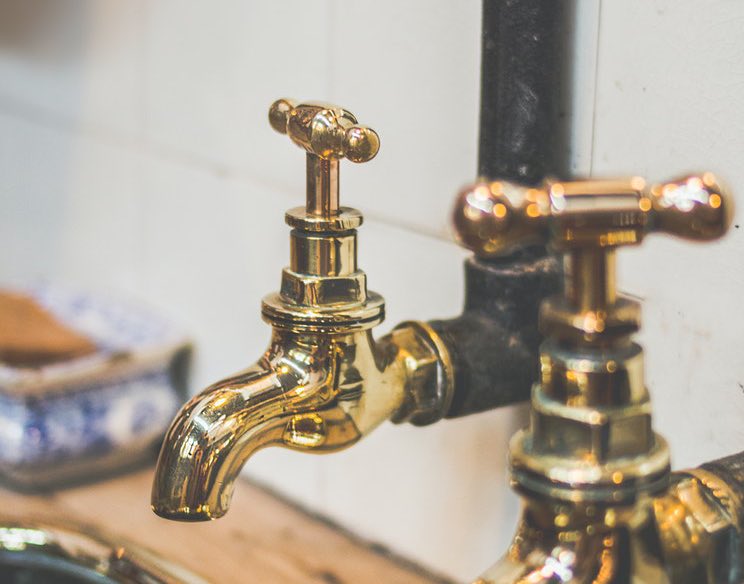 montaggio rubinetteria per servizio idraulico a nettuno