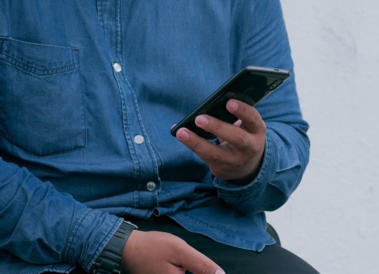 uomo che chiama idraulico a roma per consulenza